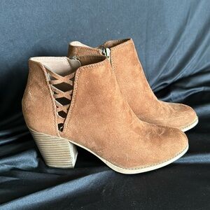 Brown Suede City Classified size 7 closed toe ankle boots